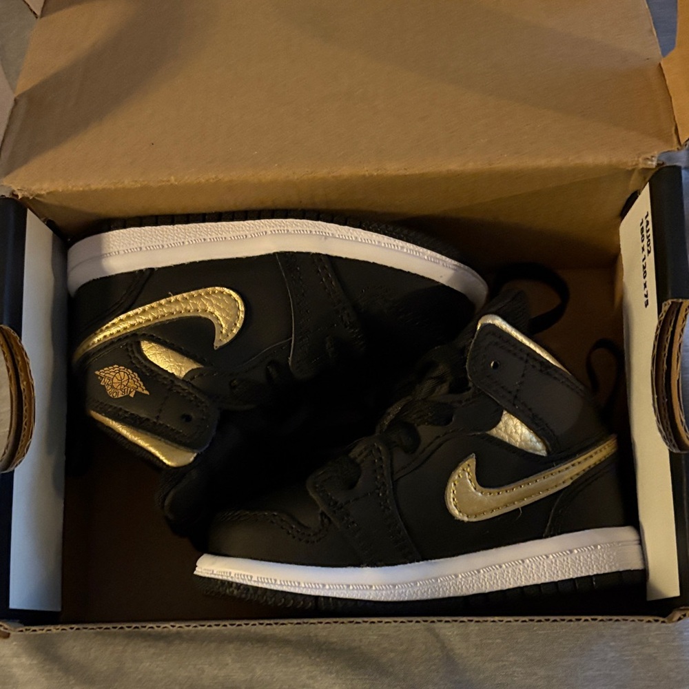 Toddler Jordan 1 Mid Black and Gold